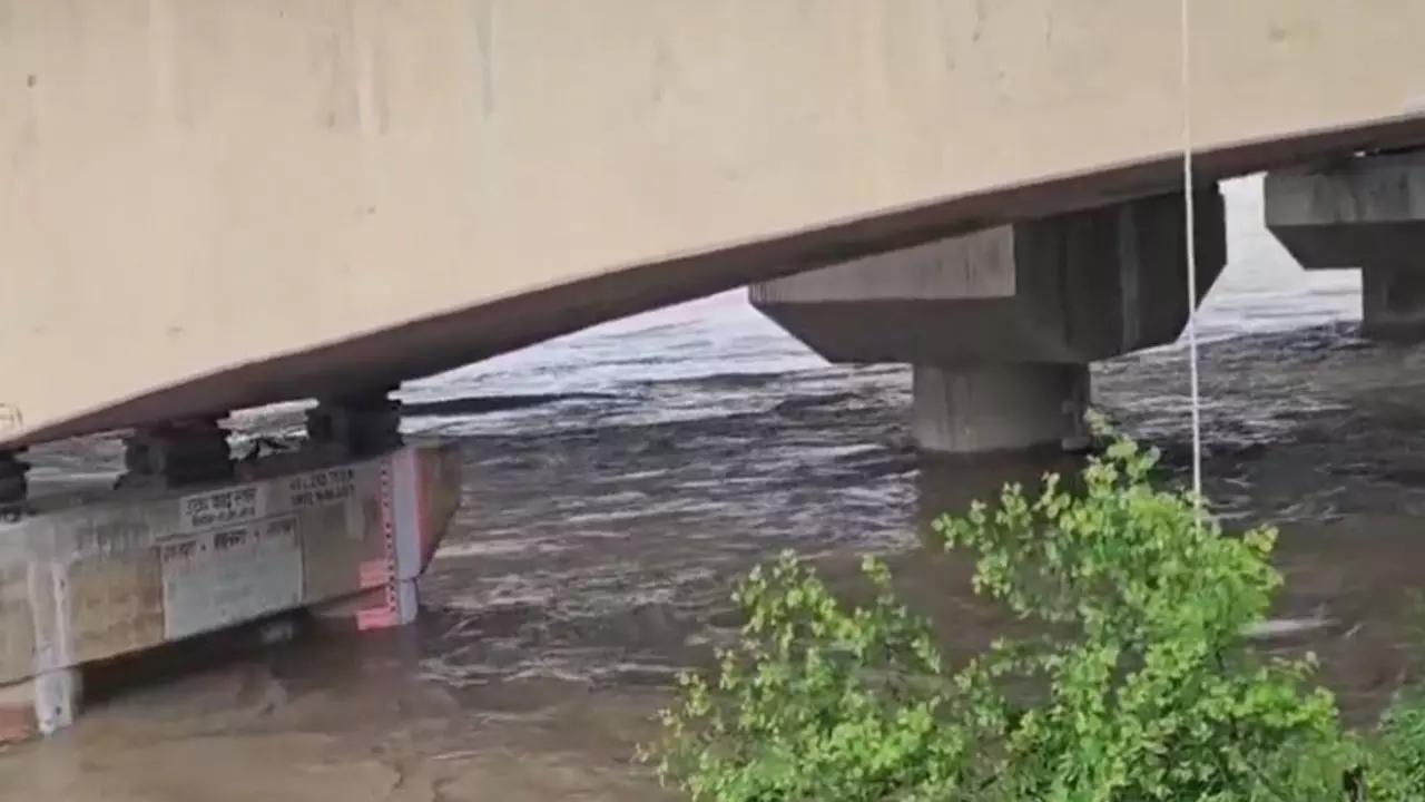 Shamli News: यमुना से सटे एक दर्जन से ज़्यादा गांव पर मंडरा रहा बाढ़ का खतरा, यमुना का जल स्तर चेतावनी बिंदु पर
