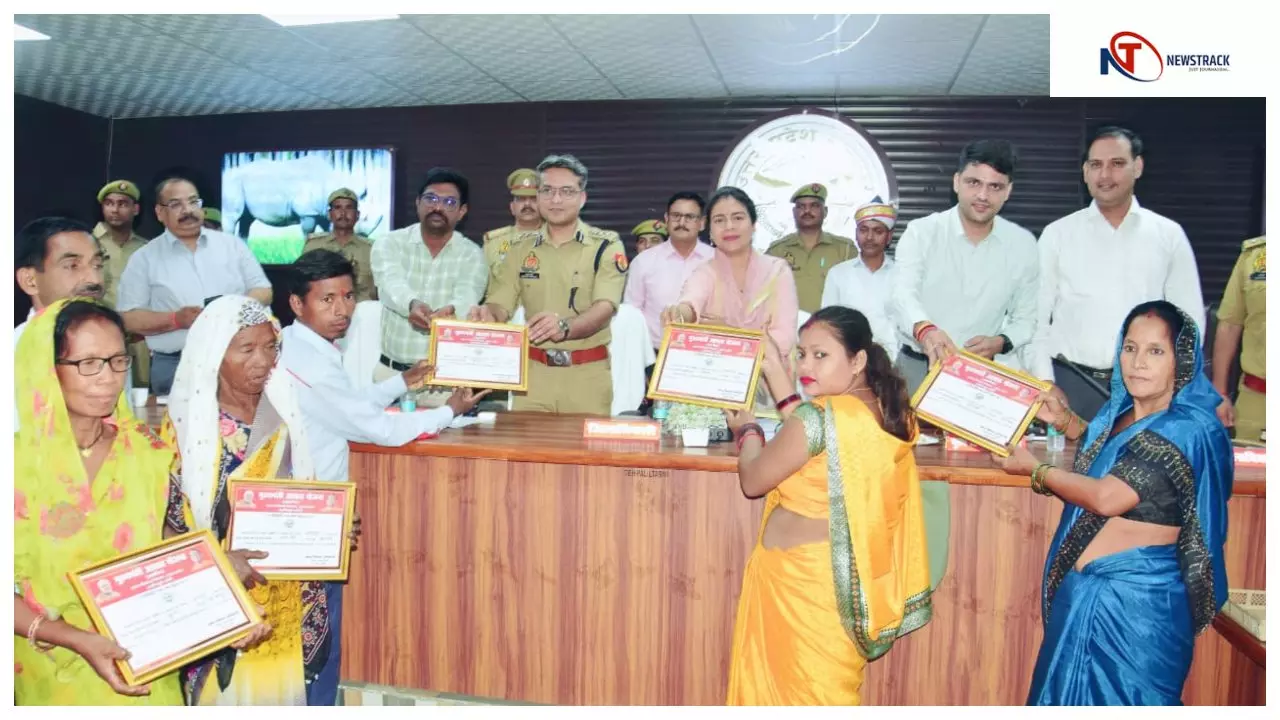 Lakhimpur News: संपूर्ण समाधान दिवस : डीएम ने फरियादियों की सुनी समस्याएं, लाभार्थियों को मिली योजनाओं की सौगात