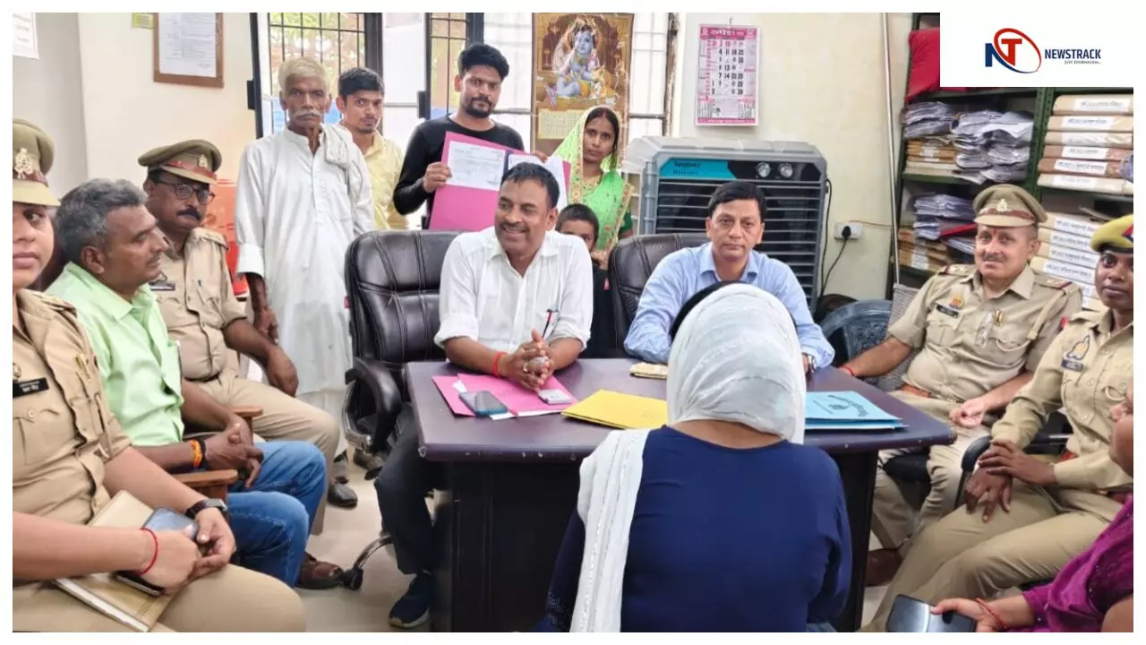 Azamgarh News :नई किरण योजना की पहल, गम के साए में जी रहे दो परिवार खुशियों के साथ आपस में मिले