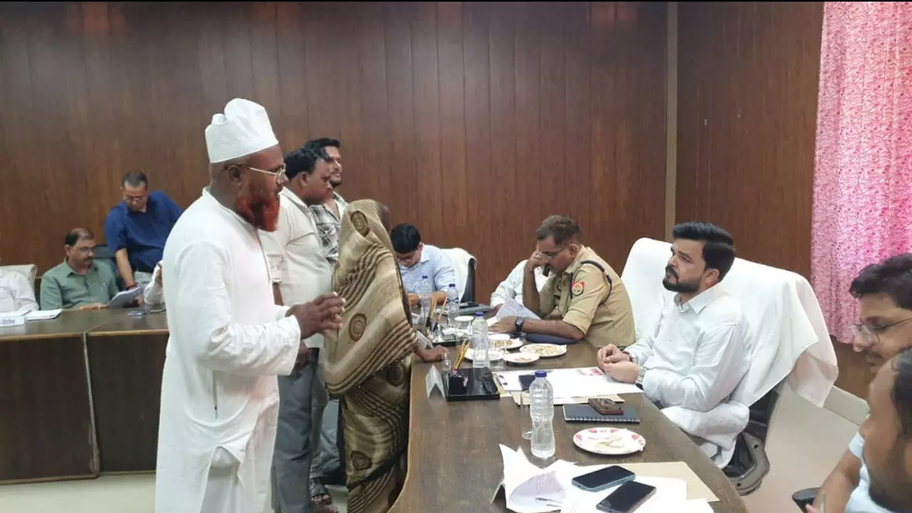 Shravasti News: डीएम ने तहसील भिनगा में समाधान दिवस पर सुनी जनसमस्याएं ,दो फरियादियों की समास्याओं का मौके पर ही कराया निस्तारण