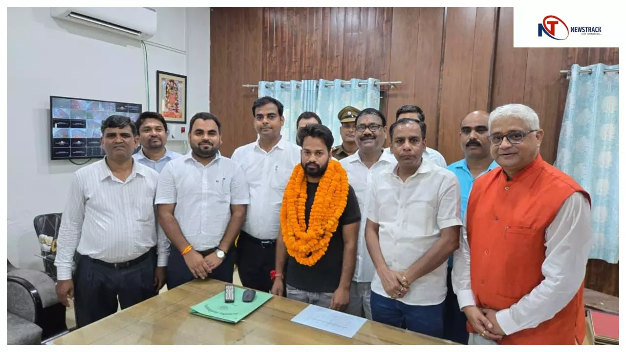 Chandauli News: एलबीएस महाविद्यालय के अध्यनरत छात्र का रेलवे में हुआ सलेक्शन,विद्यालय ने किया सम्मानित,जानिए छात्रों के चयन का राज