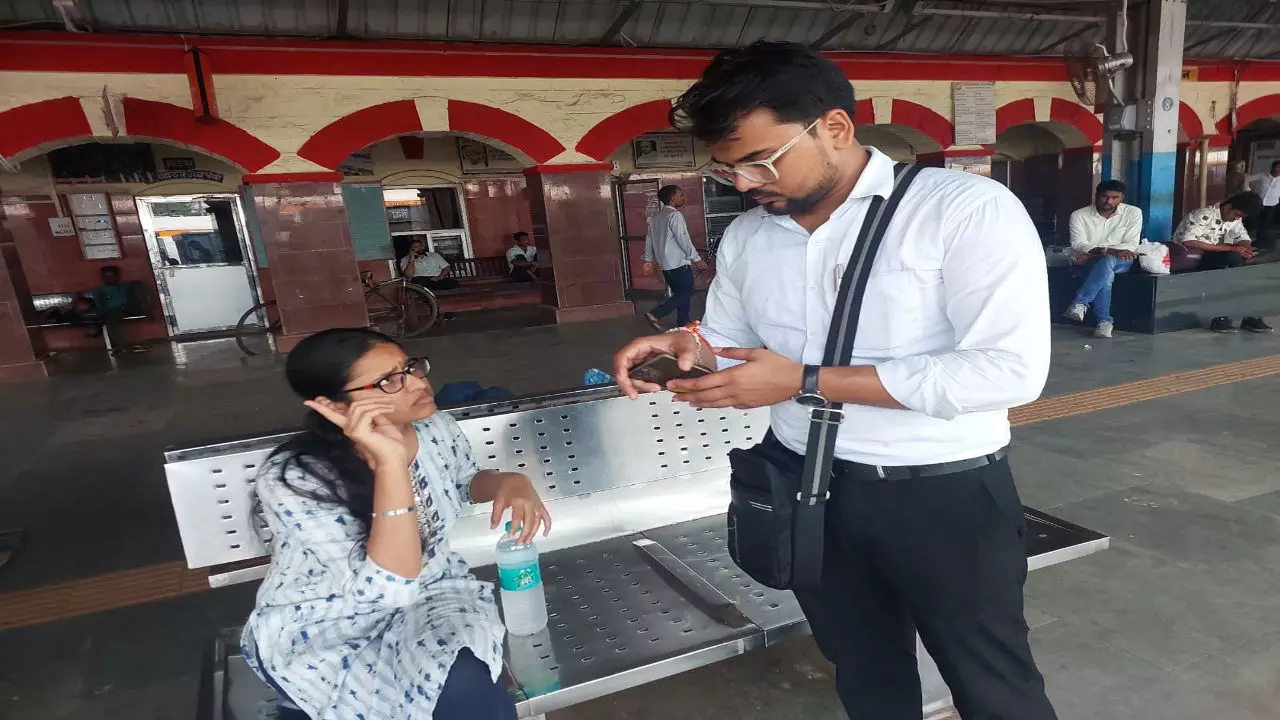 Jhansi News: टिकट चेकिंग में रेल यात्रियों से वसूला गया 21 हजार का राजस्व