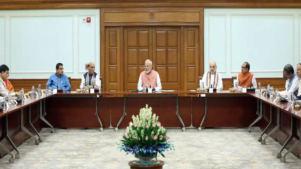 PM मोदी ने की हाई लेवल मीटिंग, मंत्रियों-अर्थशास्त्रियों संग बैठक में हुई नेक्स्ट जेनरेशन रिफॉर्म पर चर्चा