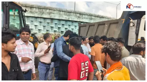खटिया डालकर कूड़े के ढेर का विरोध, प्रदर्शकारियों को उठाने पहुंचा नगर निगम प्रशासन! जेसीबी से शुरू हुआ स्वच्छता अभियान