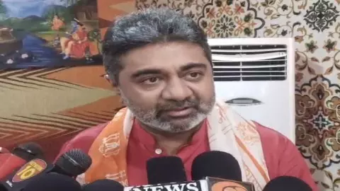 Mathura News: स्वामी रामभद्राचार्य ने डॉ. अभिषेक वर्मा को दिया आशीर्वाद, बताया सनातन धर्म का योद्धा