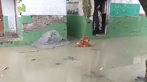 Shamli News: स्कूल में भरा गांव का गंदा पानी, बच्चों की पढ़ाई हुई प्रभावित