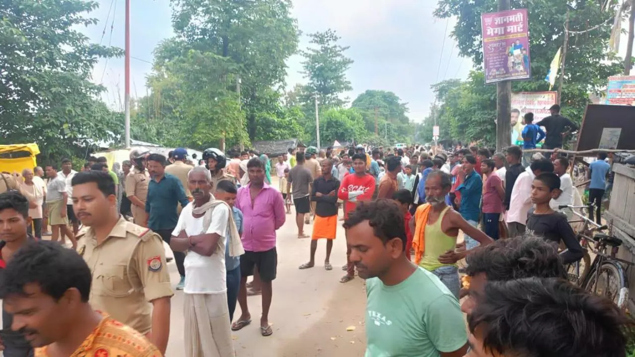 Barabanki News: बाराबंकी में समोसे के विवाद में युवक की मौत, परिजनों ने किया सड़क जाम