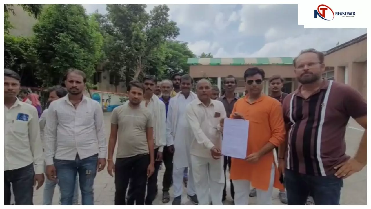 Hamirpur News:  हमीरपुर के मदारपुर में सड़क निर्माण न होने पर ग्रामीणों का प्रदर्शन: आजादी के 79 साल बाद भी पक्की सड़क का इंतजार