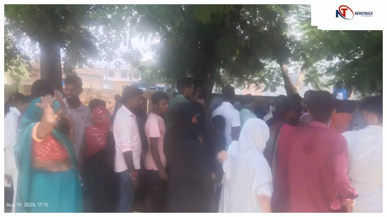 Bareilly News: बारिश के बाद मीरगंज सीएचसी पर मरीजों की लंबी कतार, रोज़ाना हो रहा 1000+ मरीजों का इलाज, नई लैब भी शुरू