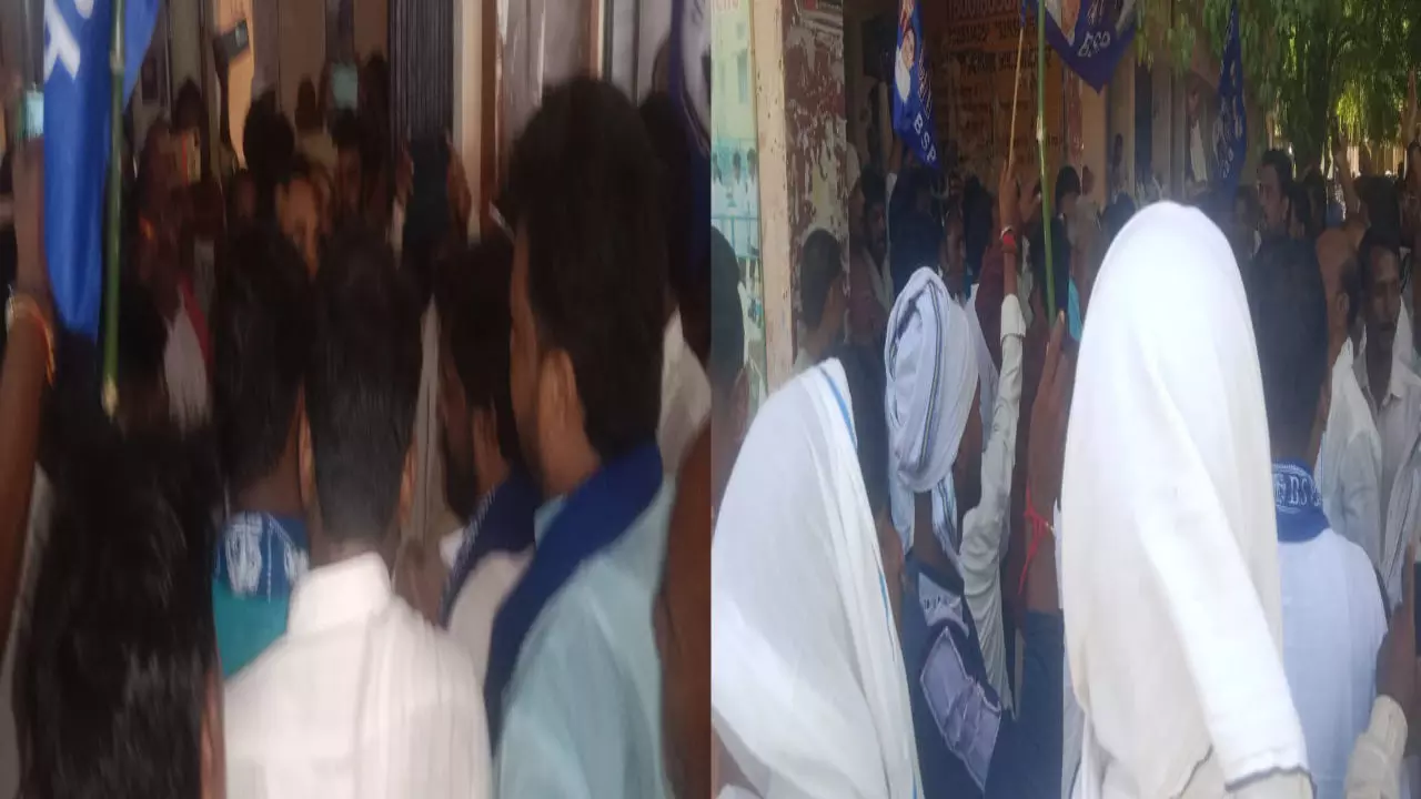 Chandauli News: बाबा साहब भीमराव अंबेडकर की प्रतिमा को तिराहे पर ही स्थापित कर भव्य रूप देने की हुई मांग ,एसडीएम को दिया पत्रक