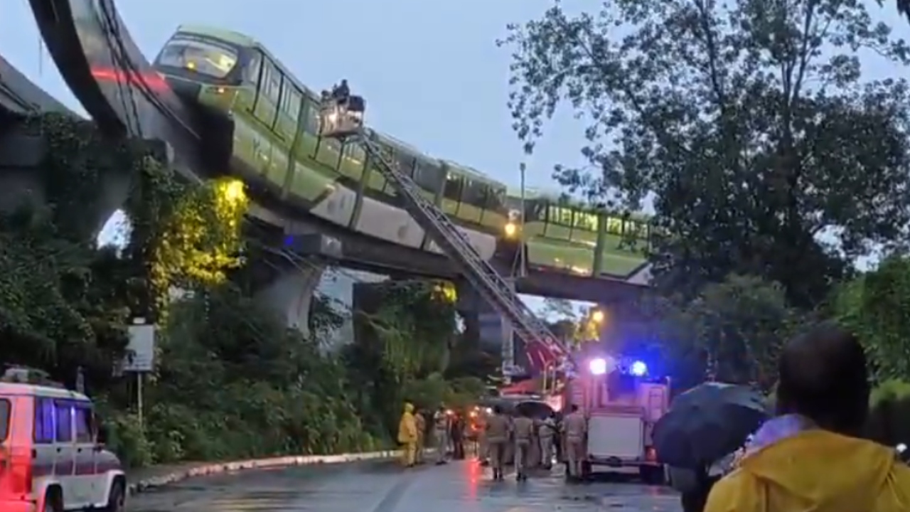 Mumbai Rain Havoc Monorail Derails Near Mysore Colony Trains and Flights  Disrupted | भारी बारिश ने मुंबई को किया ठप, मोनोरेल सेवा हुई डिरेल, रेल और  हवाई सेवाएं प्रभावित | News Track