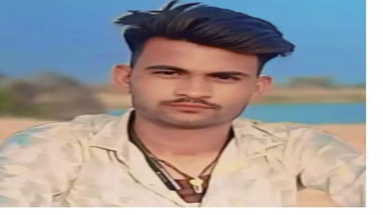 Jhansi News: दिल्ली मजदूरी करने जा रहे युवक की ट्रेन से गिरकर मौत, कुछ दिन पहले ही बना था पिता