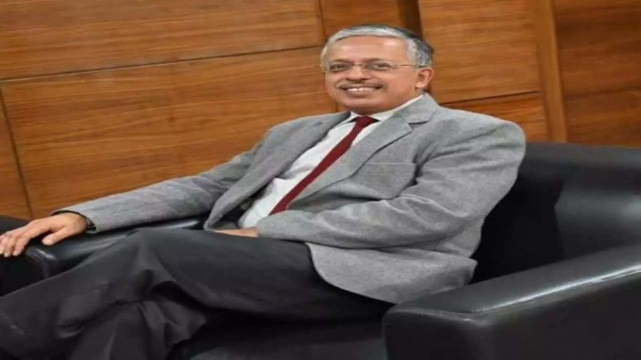 यूपी की सियासी गलियारों में मची हलचल, अचानक छुट्टी पर गए मुख्य सचिव एसपी गोयल