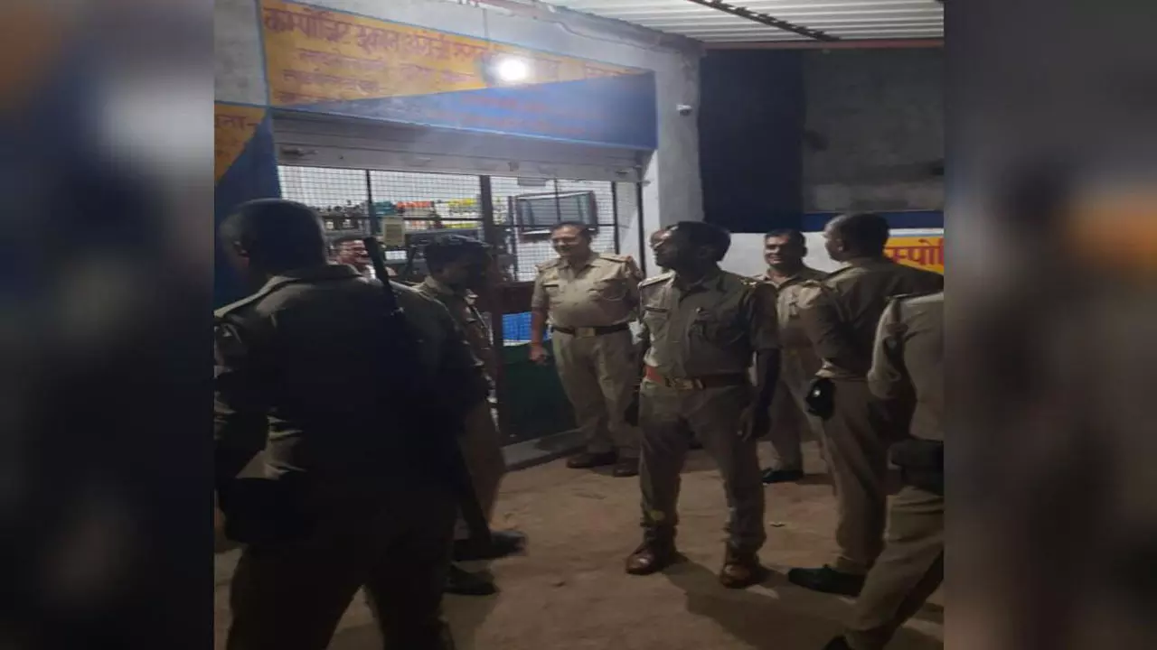 Chandauli News: चंदौली पुलिस का असामाजिक तत्वों पर शिकंजा: 37 लोगों के खिलाफ कार्रवाई