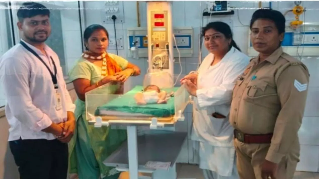 Moradabad News: मुरादाबाद में बोरे में मिली नवजात बच्ची, हालत नाजुक