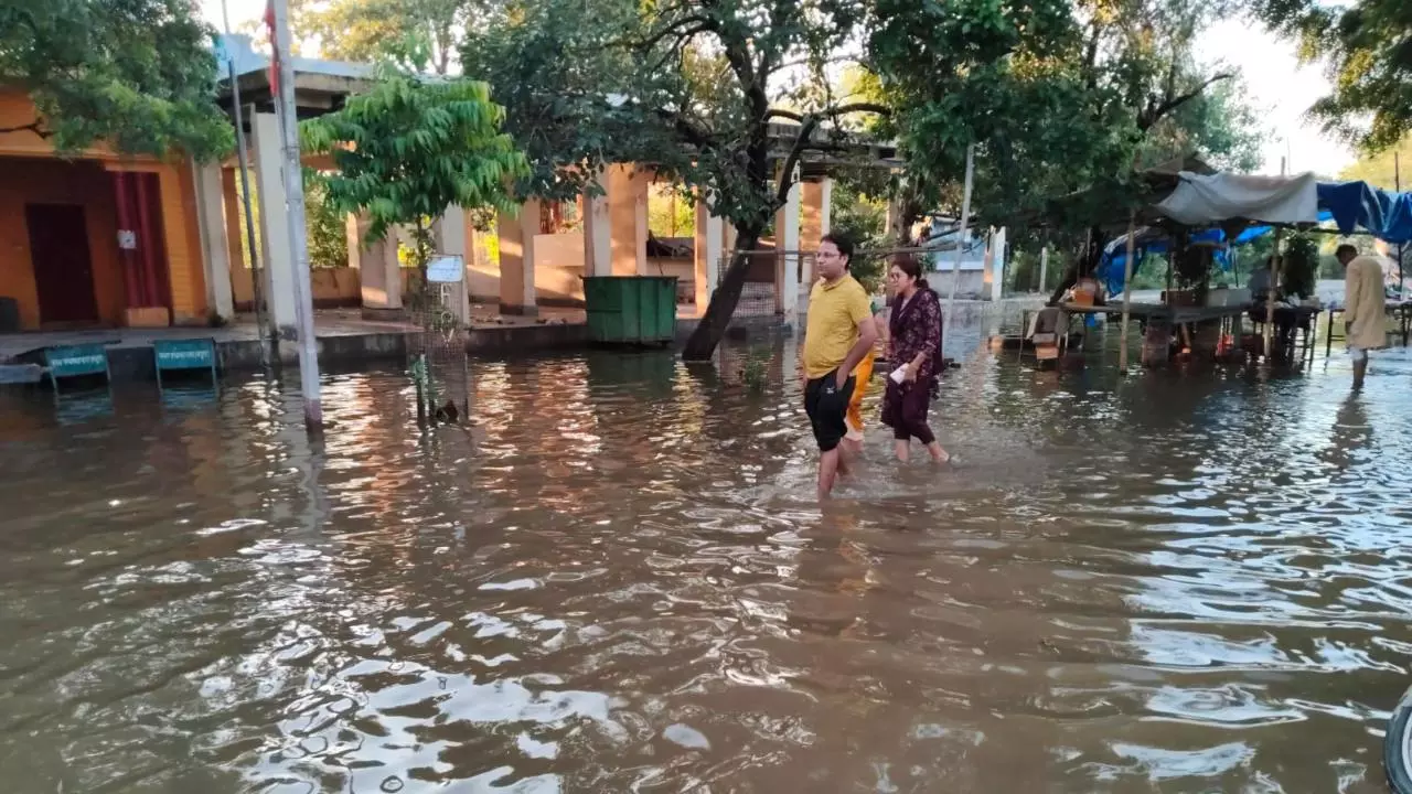 Mathura News: मथुरा यमुना का जलस्तर बढ़ा, खतरे के निशान के करीब पहुँची धारा