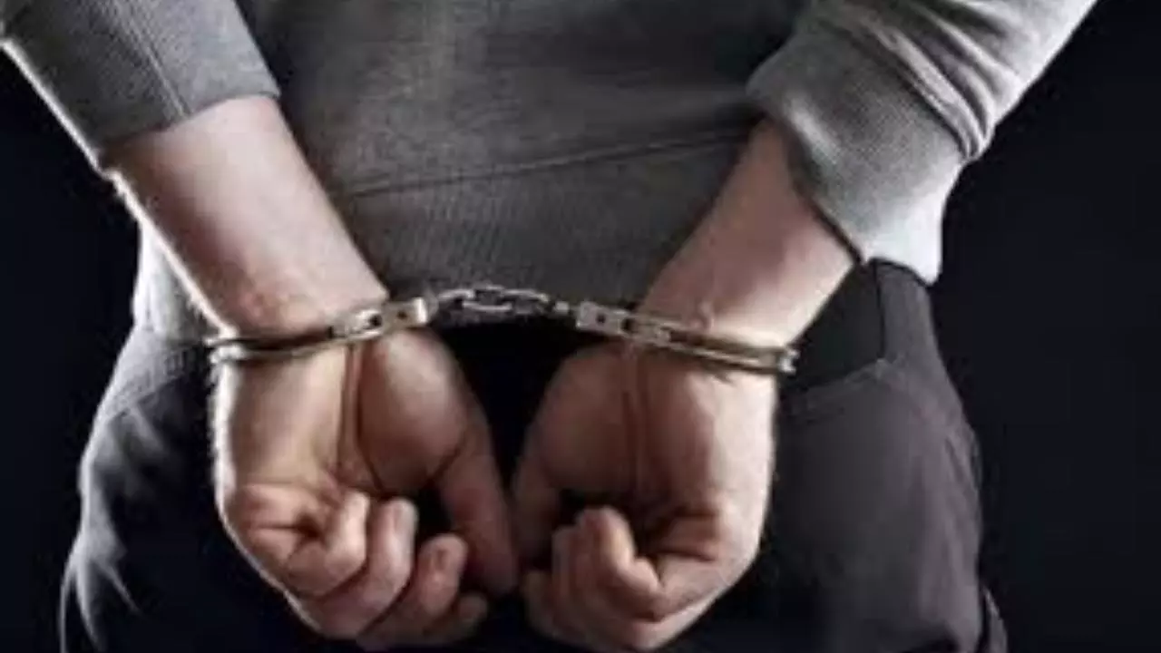 Chandauli News: गो-तस्करों पर चंदौली पुलिस का शिकंजा, 8 गोवंश और 6 तस्कर दबोचे गए