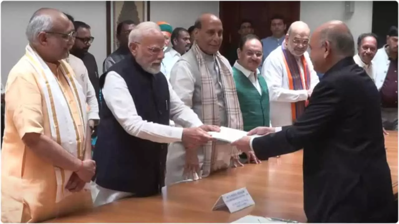 NDA के उपराष्ट्रपति उम्मीदवार सीपी राधाकृष्णन ने भरा नामांकन, PM मोदी, नितिन गडकरी समेत कई केंद्रीय मंत्री रहे मौजूद