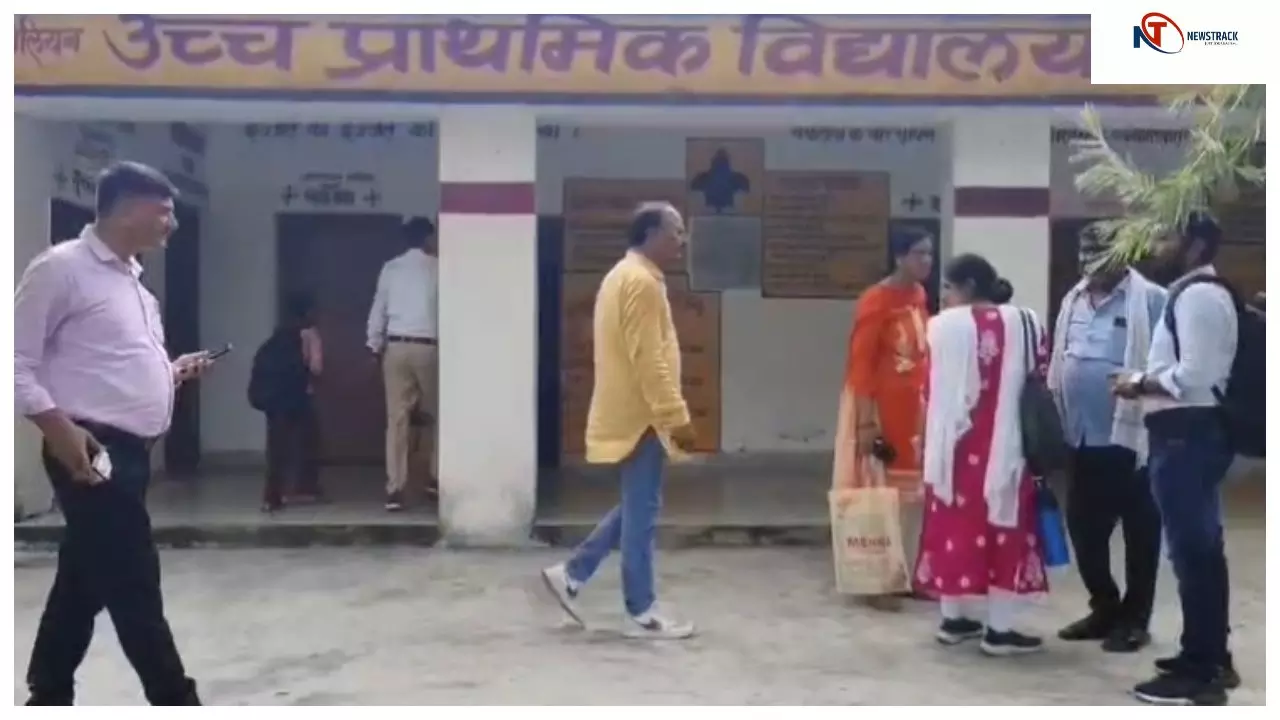 Kanpur Dehat News: मासूम बच्चों से घास कटवाने का फरमान, शिकायत लेकर पहुँचे डीएम ऑफिस