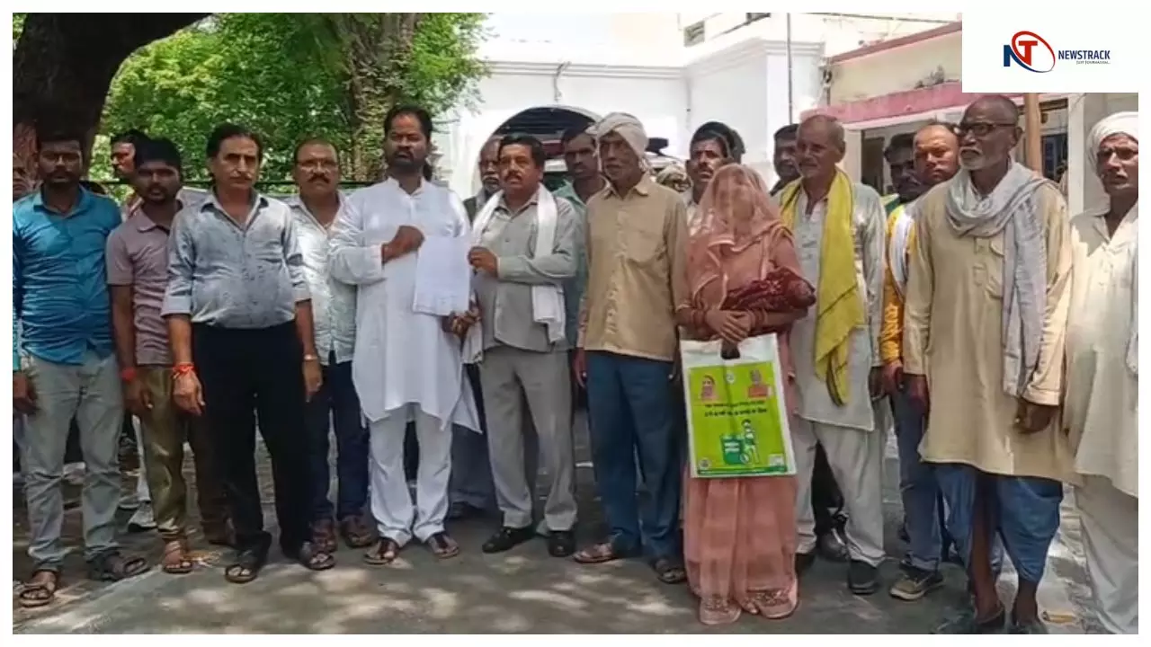 Jalaun News: : भूमि अधिग्रहण के प्रस्ताव का किसानों ने किया विरोध, डीएम से की शिकायत