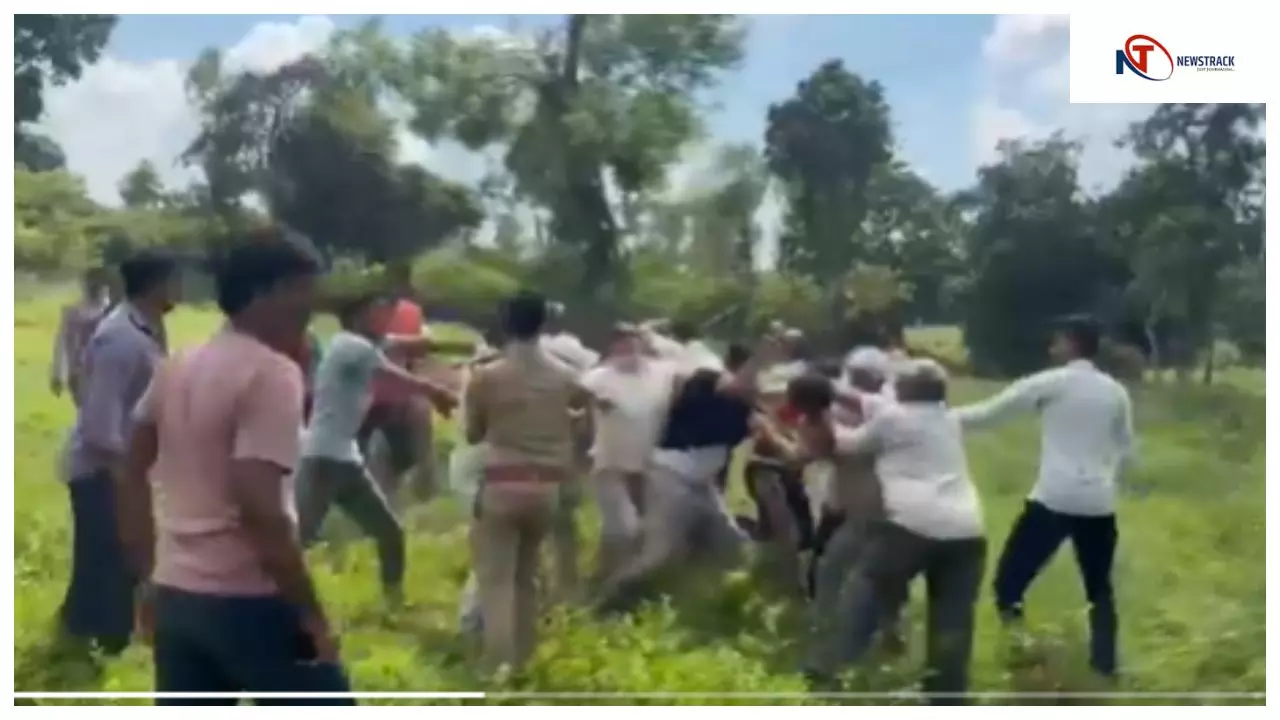 बुलंदशहर: हरे पेड़ो के कटान को लेकर हुए विवाद में पुलिस की मौजूदगी में दो पक्षों में दे दना दन मारपीट, वीडियो वायरल