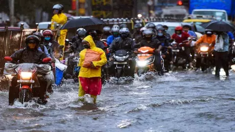 मुंबई का हाल बेहाल! अगले 48 घंटो में भारी बारिश का अलर्ट, स्कूल से प्लेन तक सभी पर लगा ब्रेक