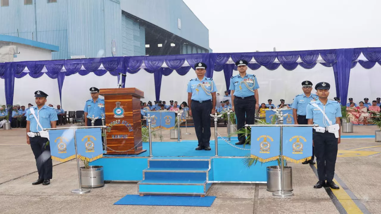 UP News: एयर कमोडोर पीके नरेंद्र ने संभाला वायु सेना स्टेशन कानपुर की कमान: तीन दशकों का शानदार सेवा अनुभव, भव्य परेड के साथ स्वागत