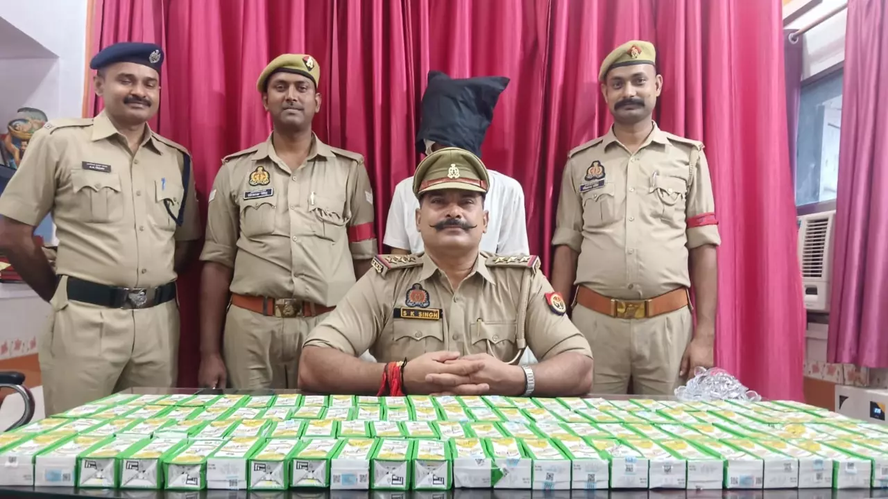 Chandauli News: बिहार की शराबबंदी से मुनाफा कमा रहे तस्कर, 5,000 रुपये की अवैध शराब के साथ एक गिरफ्तार