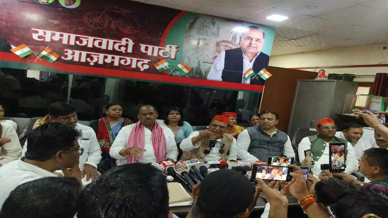 Azamgarh news :भाजपा नेता तहसीलो और थानों में बैठकर गरीबों जनता को फर्जी मुकदमे में फंसा कर रहे हैं शोषण : सपा जिला अध्यक्ष हवलदार यादव