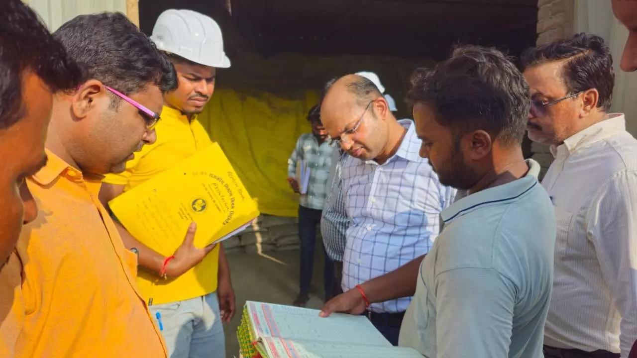 DM cracks down on fertilizer black marketing, FIR lodged in Balrampur