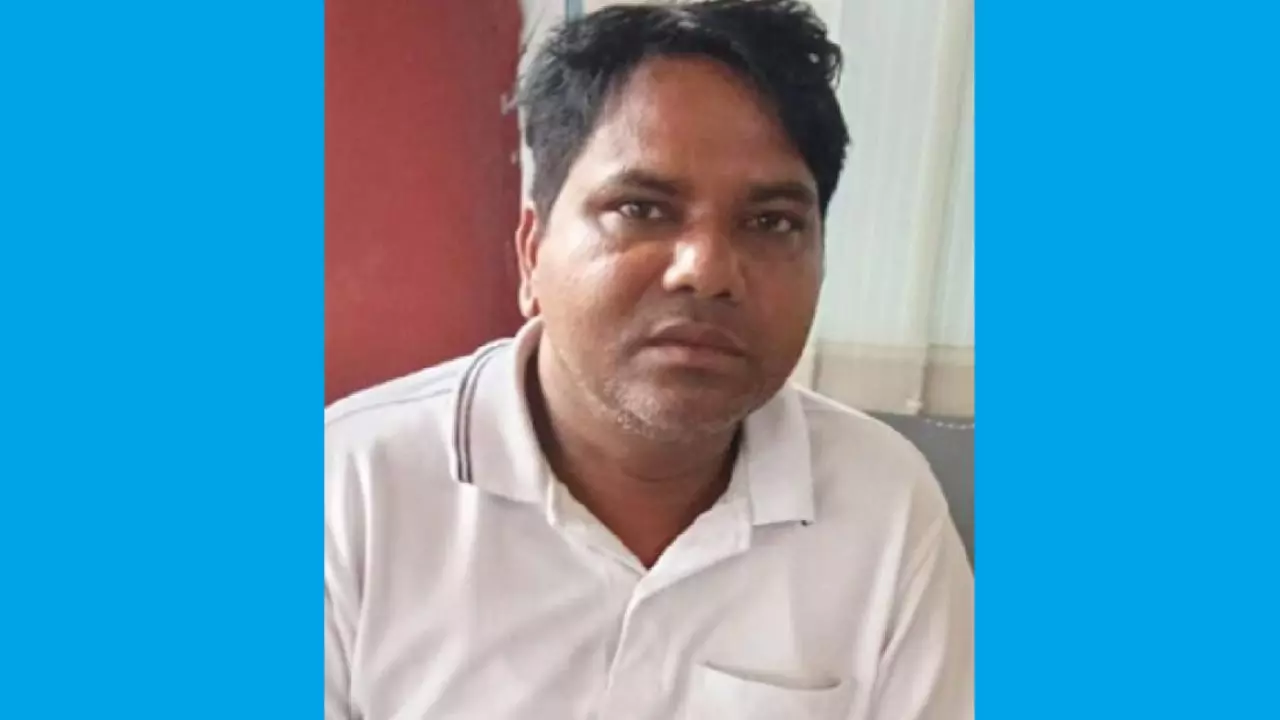 Azamgarh: Lekhpal caught red-handed taking ₹5,000 bribe by Anti-Corruption