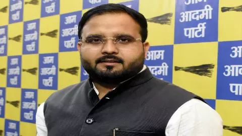 AAP State Chief Spokesperson Vanshraj Dubey says farmers are longing for fertilizer due to Yogi government