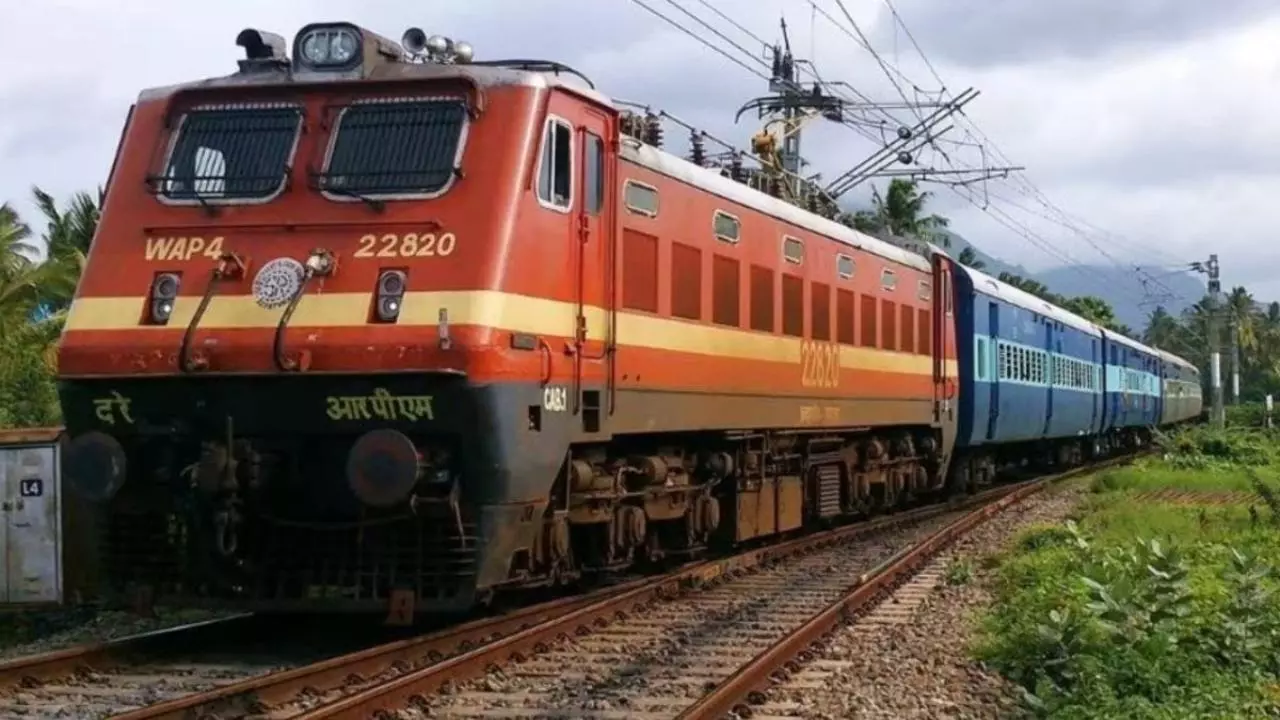 Chandauli News: रेल यात्रियों के लिए खुशखबरी! 4 जोड़ी स्पेशल ट्रेनों का परिचालन अवधि बढ़ाया गया