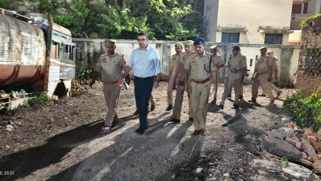 Chandauli News:अपराध मुक्त चंदौली की ओर एक और कदम: पुलिस अधीक्षक ने किया मुगलसराय थाने का औचक निरीक्षण Chandauli News:अपराध मुक्त चंदौली की ओर एक और कदम: पुलिस अधीक्षक ने किया मुगलसराय थाने का औचक निरीक्षण