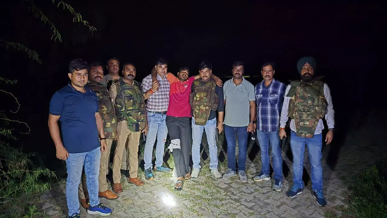 Jhansi News: ब्लाइंड मर्डर केस में झाँसी पुलिस की बड़ी कार्रवाई, मुठभेड़ में घायल इनामी बदमाश गिरफ्तार