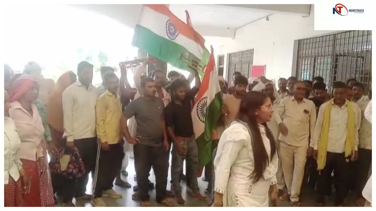 Mathura News: प्रशासन के झूठे वादों से गुस्साए सैकड़ो किसानों ने किया तहसील का घेराव
