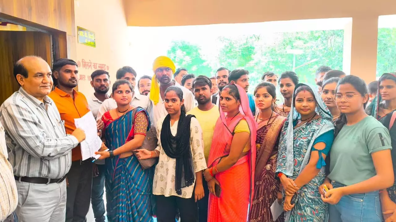 Jhansi News::पंचायत सहायकों ने किया क्रॉप सर्वे का विरोध: बिना आदेश के व्हाट्सएप मैसेज पर कराए जा रहे खतरनाक सर्वे