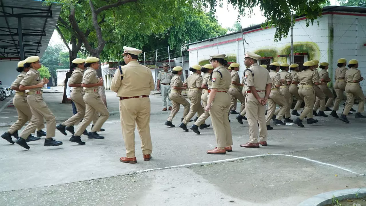 Etawah News: पुलिस लाइन में एसएसपी ने ली सलामी, पुलिस कर्मियों को कराई परेड