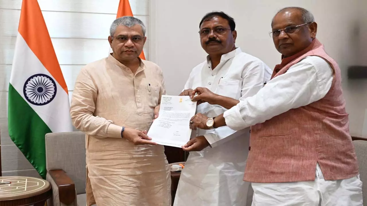 MP Jitendra Dohre meets Railway Minister Ashwini Vaishnav demanding stagnation of Jammutavi Express at Etawah Junction