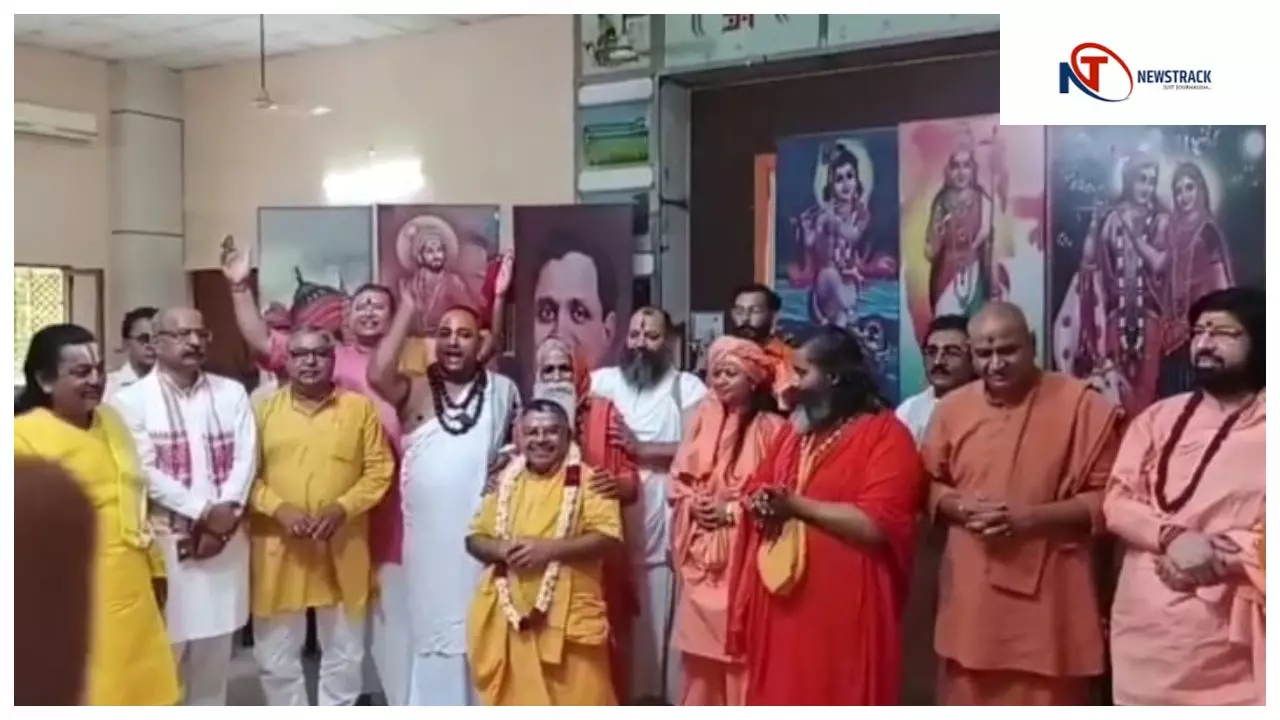 Mathura News: संत समाज ने देवी-देवताओं के नाम पर बैंड बाजा पार्टियों का विरोध किया