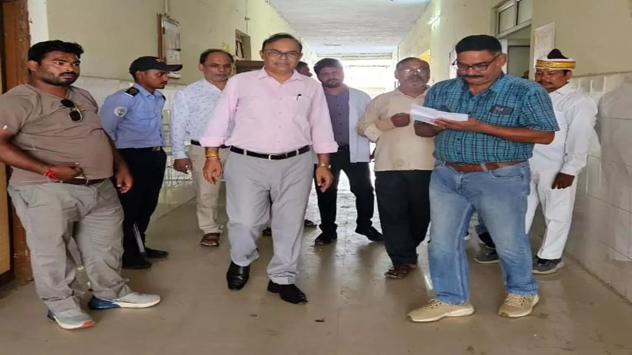 Balrampur CMO inspects Pachpedwa CHC, 11 employees absent, all withheld salaries