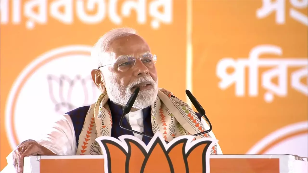 ‘पश्चिम बंगाल में विकास का रास्ता रोक रही तृणमूल सरकार…’, पीएम मोदी का ममता बनर्जी पर तीखा प्रहार
