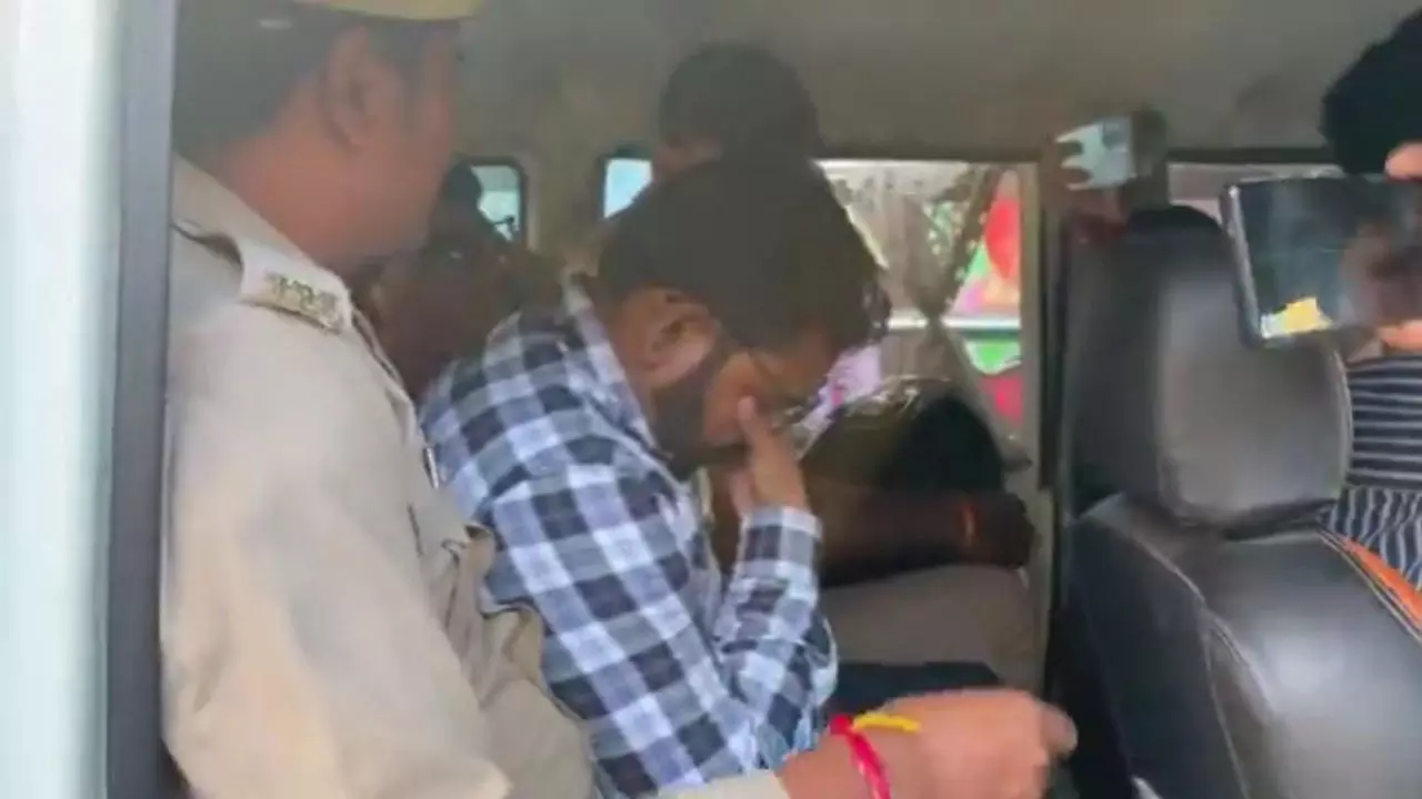 Lakhimpur Kheri: एंटी करप्शन का बड़ा छापा, पीसीएफ के दो कर्मचारी 90 हजार की रिश्वत लेते रंगेहाथ गिरफ्तार