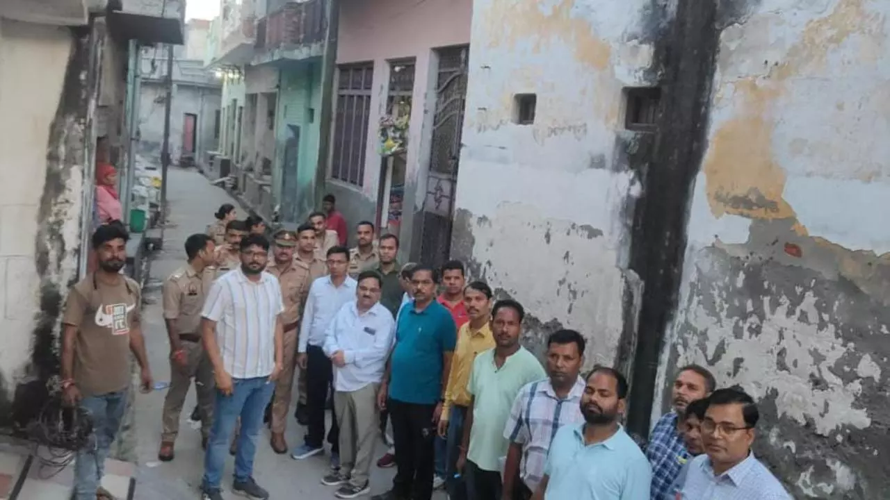 Hapur News:पावर कॉरपोरेशन का तड़के ऑपरेशन: 150 भवनों की जांच, 28 जगह करोड़ों की बिजली चोरी का पर्दाफाश, जिलेभर में हड़कंप