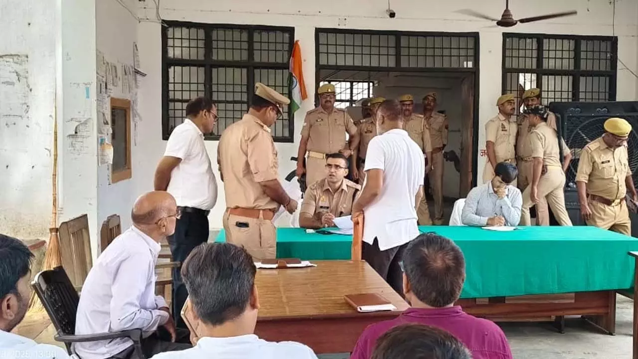 Chandauli News: थाना समाधान दिवस DM और SP ने सुनी जनता की समस्याएं ,76 शिकायतों में से एक का हुआ निपटारा