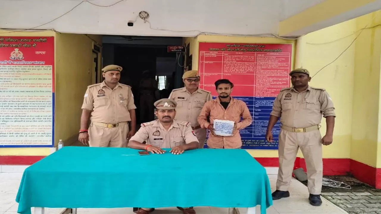 Chandauli News: चकिया पुलिस ने चोरी का सामान बरामद कर एक आरोपी को पकड़ा
