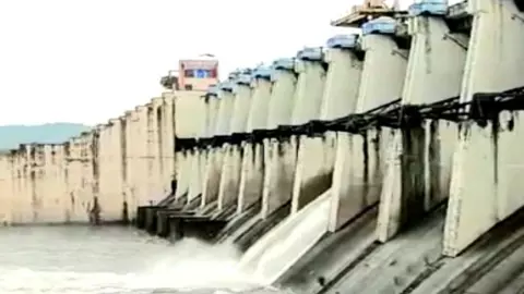 Rising water levels of rivers and dams due to continuous rains, open cracks in Obra-Dhandharaul Rising water levels of rivers and dams due to continuous rains, open cracks in Obra-Dhandharaul