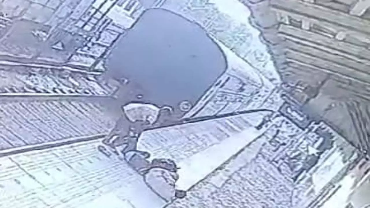 Firozabad News: शिकोहाबाद रेलवे: आरपीएफ कर्मचारी ने यात्री की जान बचाई