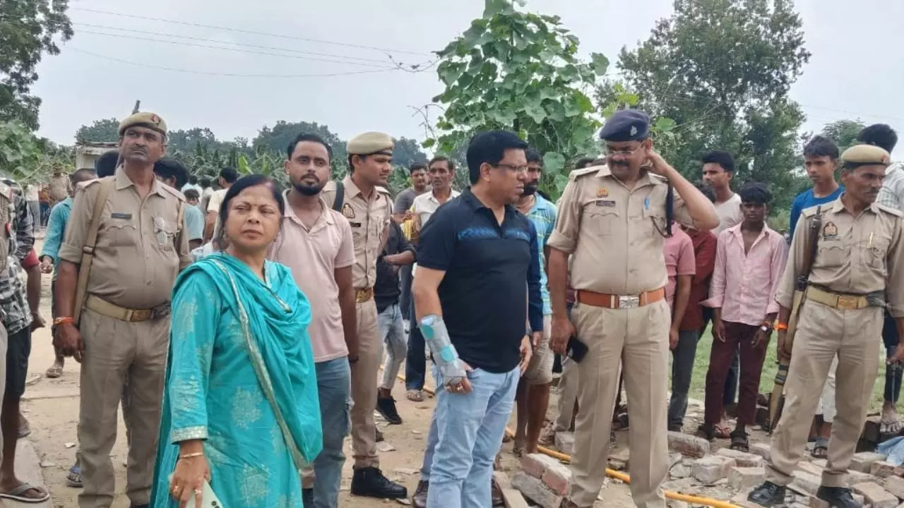 Fatehpur News: फतेहपुर में पटाखा विस्फोट से मकान ध्वस्त, मलबे में दबी महिला की मौत, पति गंभीर रूप से घायल