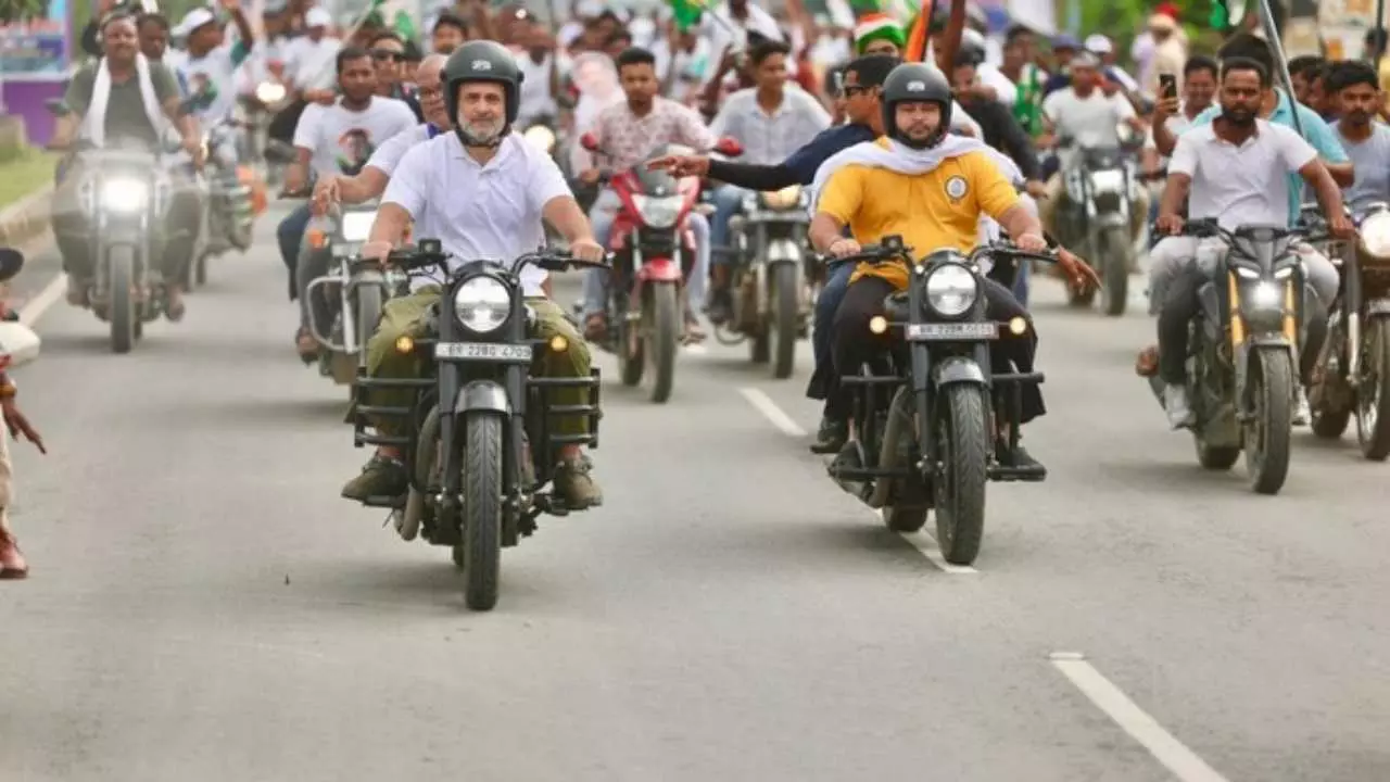 बिहार वोटर यात्रा में राहुल गांधी का बुलेट अवतार, बिना हेलमेट बाइक पर बैठे कांग्रेस नेता, कानून की उड़ी धज्जियां